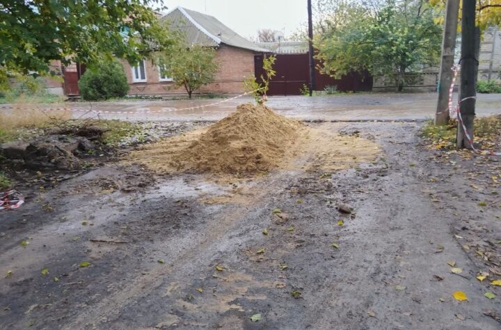 Ремонтные работы на 22-ой Садовой площадке в Северном районе Таганроге